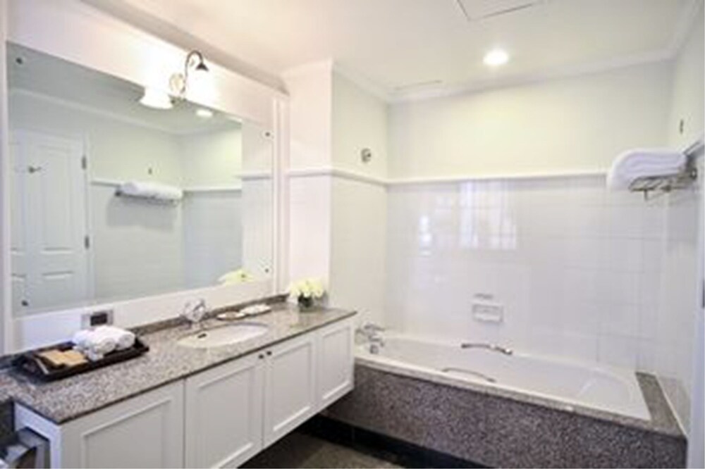 Two Bedroom Suite With Free Executive Lounge - Bathroom