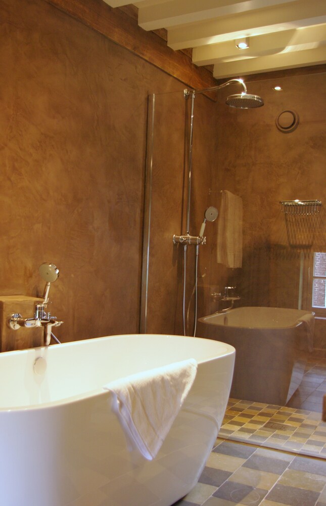 Deep Soaking Bathtub