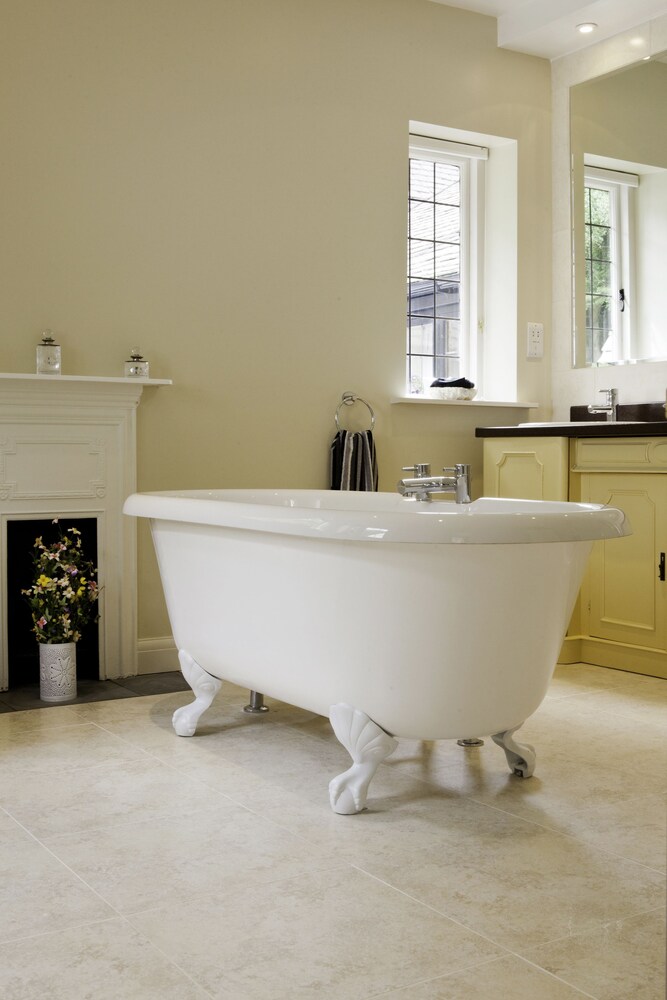 Deep Soaking Bathtub