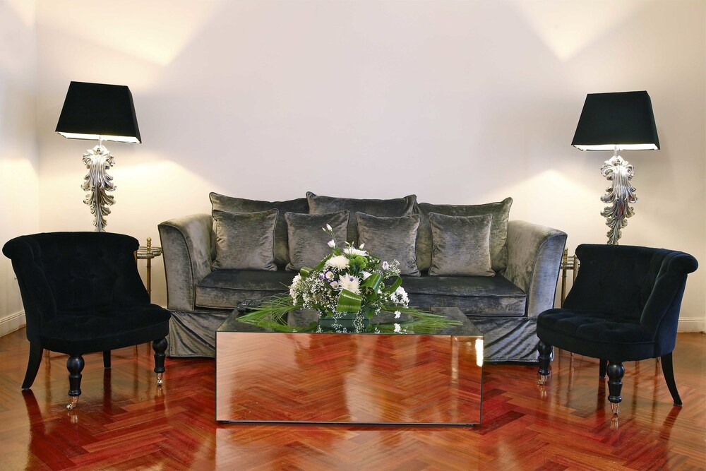 Suite (Master For 6 People) - Living Area