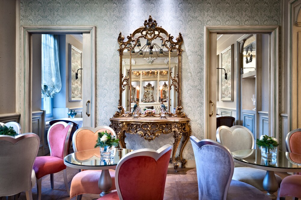 Hotel Lounge