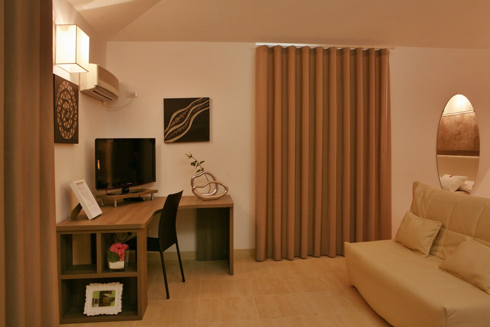 Deluxe Studio, 1 Bedroom - Guestroom