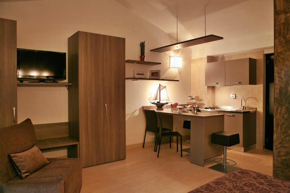 Deluxe Studio, 1 Bedroom - Guestroom