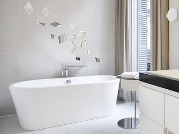 Deep Soaking Bathtub