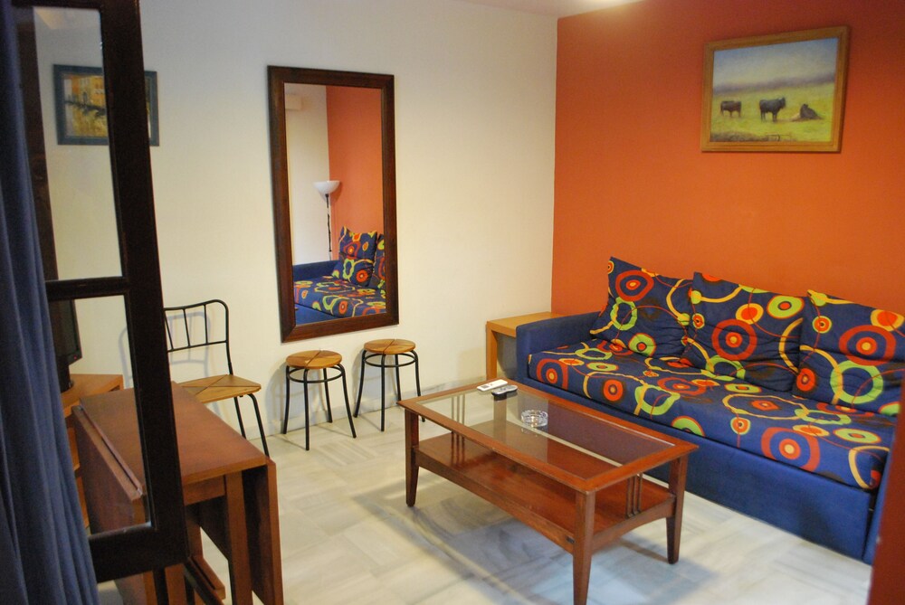 Economy Duplex, 1 Bedroom - Living Room