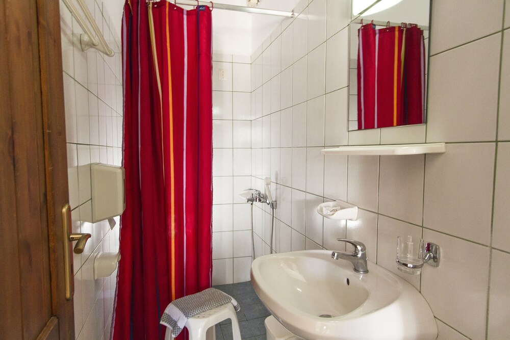 Apartment, 1 Bedroom, Partial Sea View, Ground Floor - Bathroom