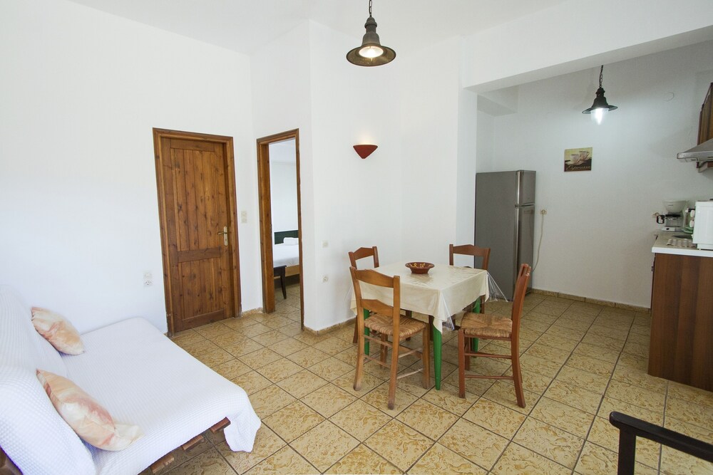 Apartment, 1 Bedroom, Partial Sea View, Ground Floor - Living Room