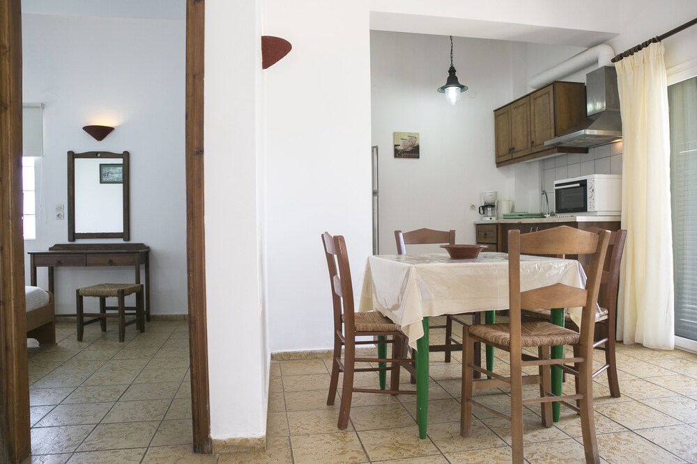 Apartment, 1 Bedroom, Partial Sea View, Ground Floor - In-Room Dining