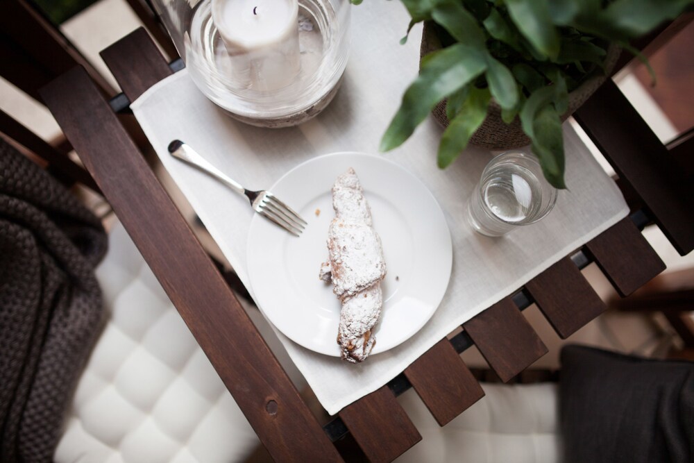Studio - Room Service - Dining