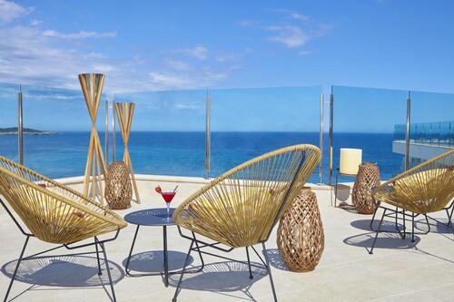 Universal Hotel Perla