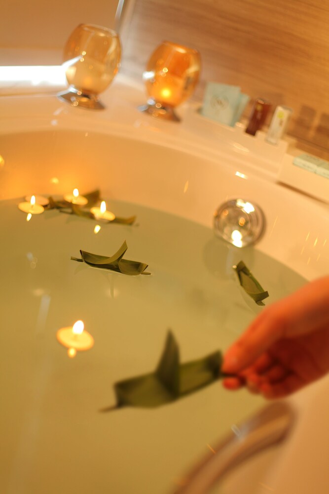 Deep Soaking Bathtub