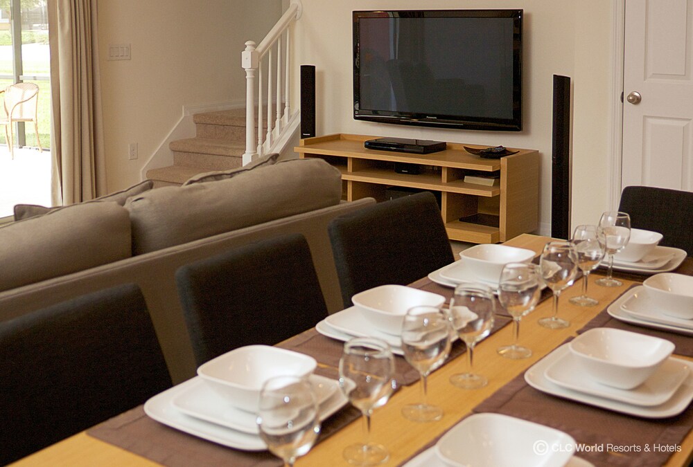 3 Bedrooms Townhome with Private Hot Tub - In-Room Dining