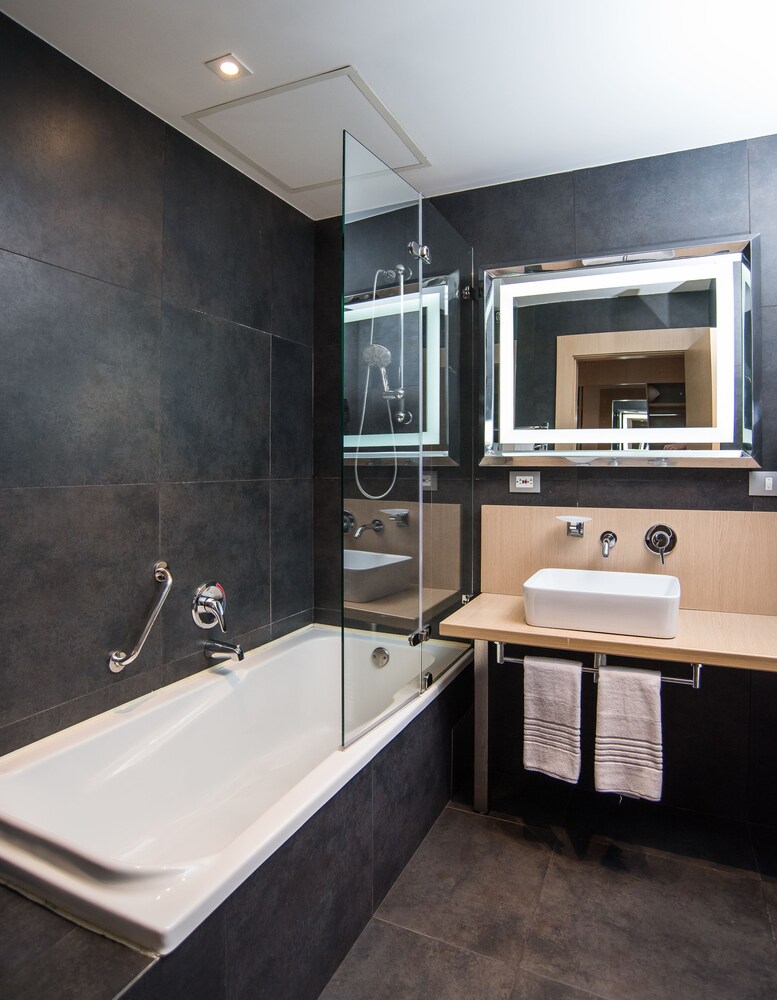 Deep Soaking Bathtub