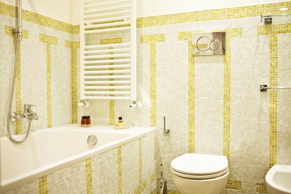 Deep Soaking Bathtub