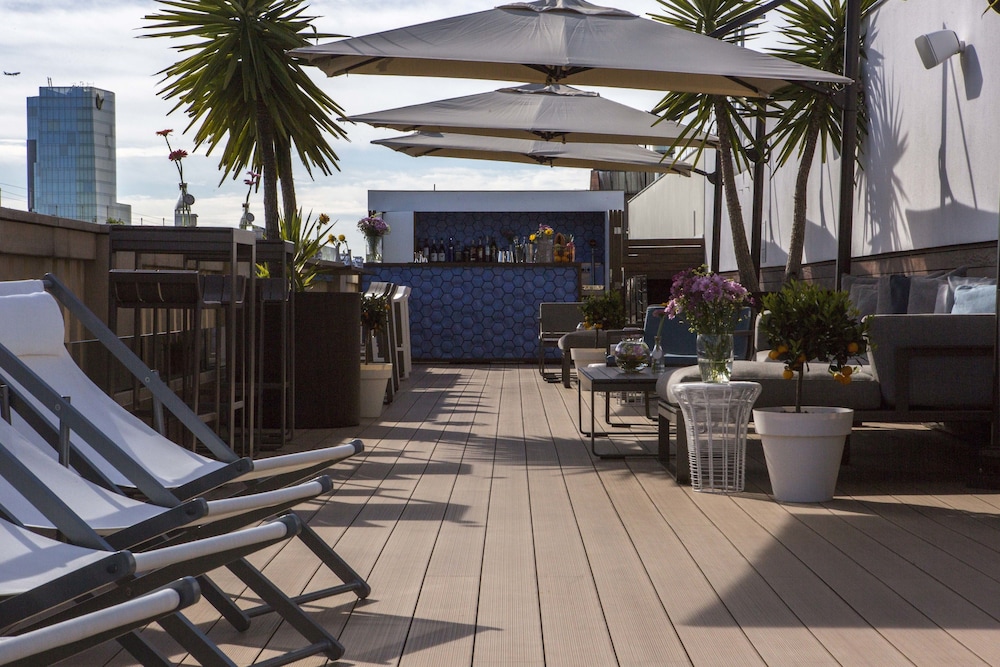 Poolside Bar