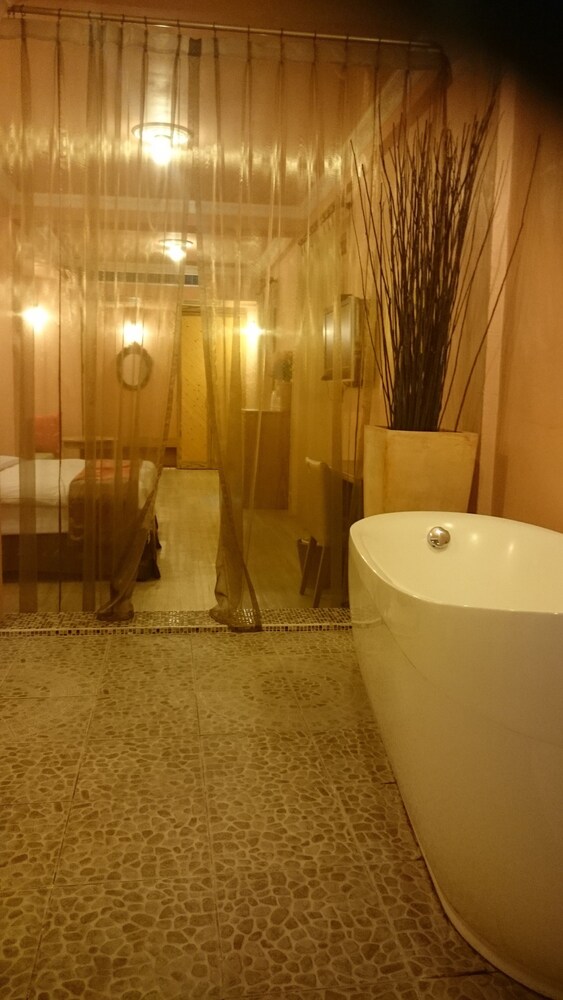 Deep Soaking Bathtub