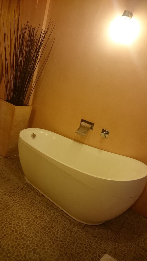 Deep Soaking Bathtub