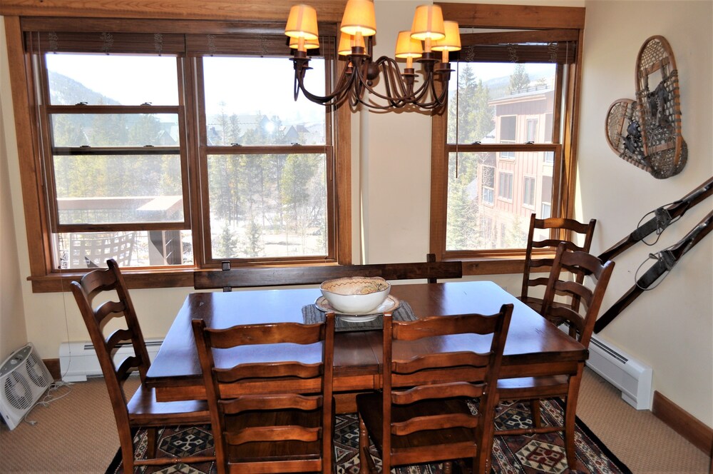 Deluxe Condo, 2 Bedrooms - In-Room Dining