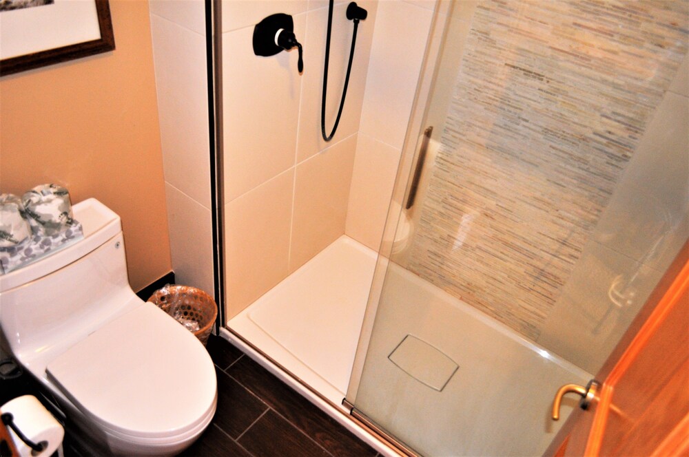 3 Bedroom Deluxe - Bathroom