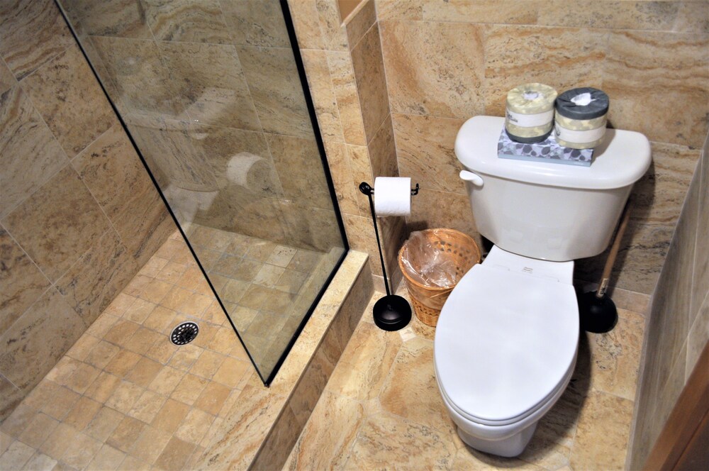 3 Bedroom Deluxe - Bathroom