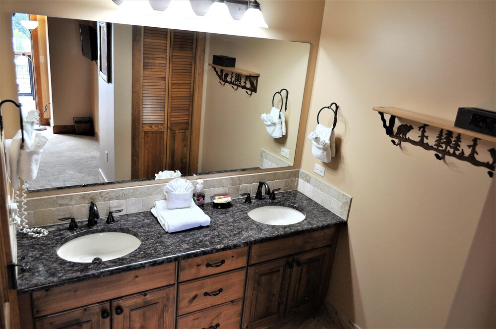 3 Bedroom Deluxe - Bathroom Sink