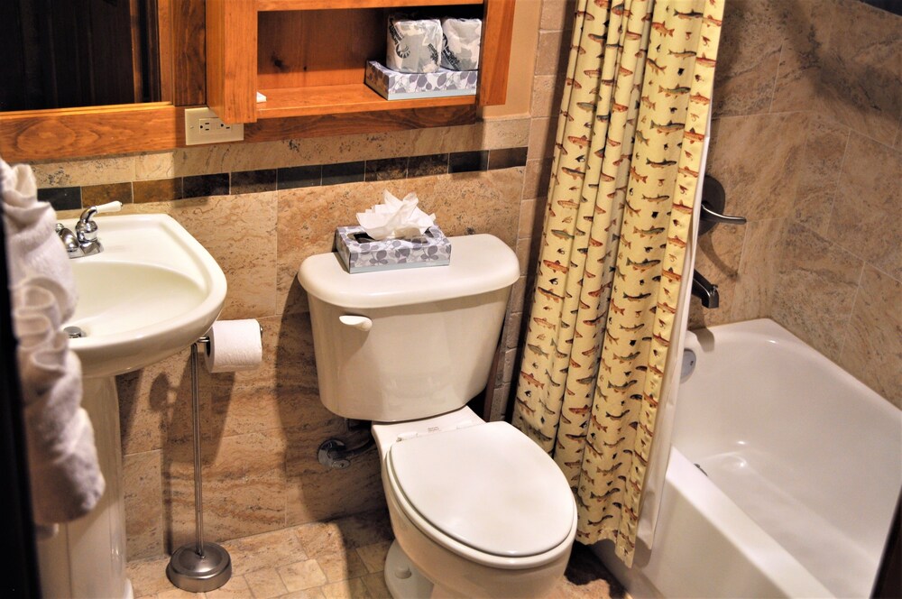 3 Bedroom Deluxe - Bathroom
