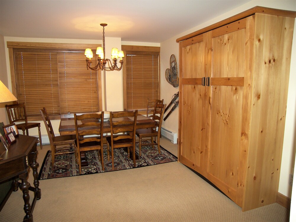 Deluxe Condo, 2 Bedrooms - In-Room Dining