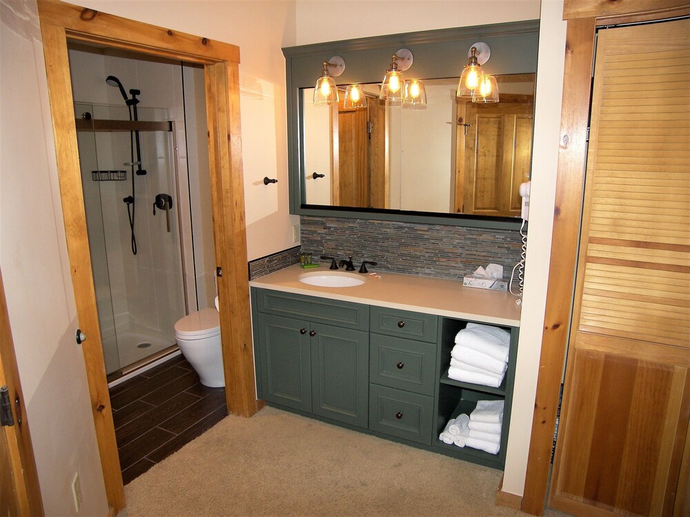 3 Bedroom Deluxe - Bathroom