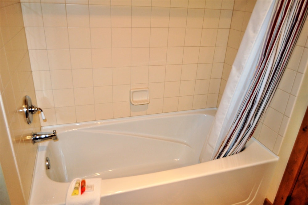 Deluxe Condo, 2 Bedrooms - Bathroom