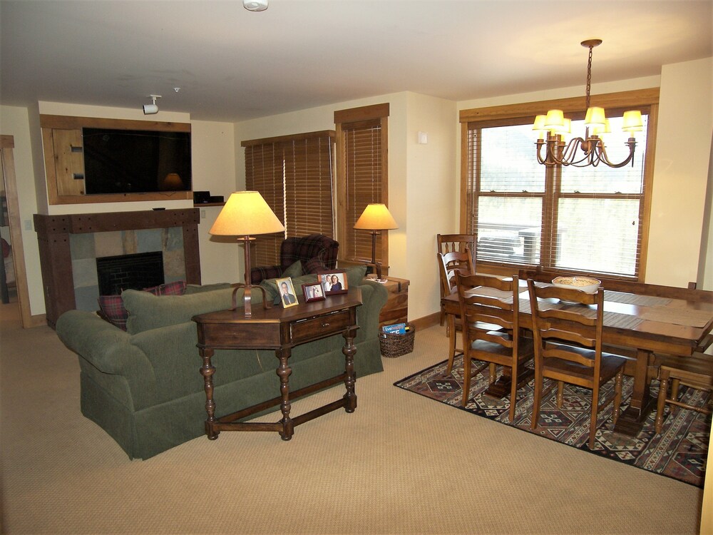 Deluxe Condo, 2 Bedrooms - Living Area