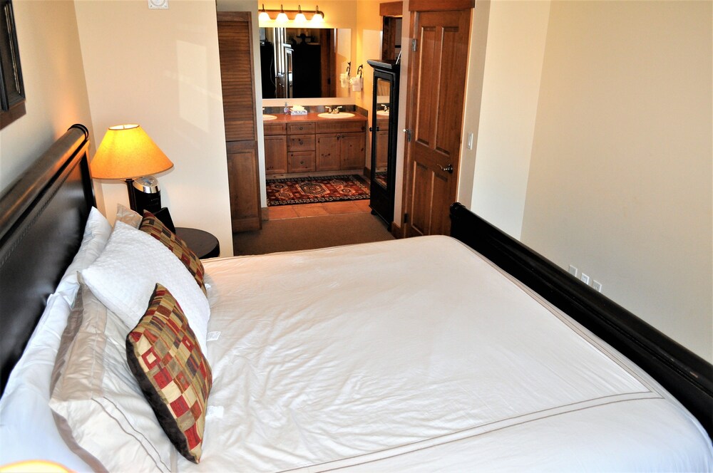 Deluxe Condo, 2 Bedrooms - Guestroom