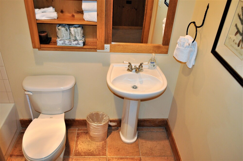 Deluxe Condo, 2 Bedrooms - Bathroom