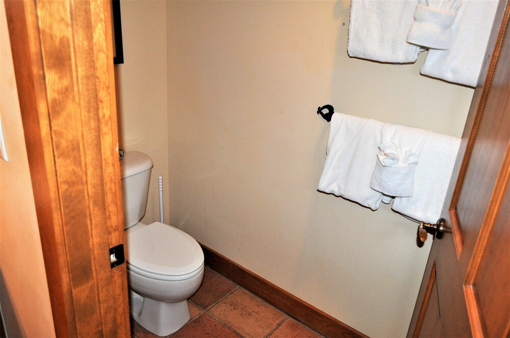 Deluxe Condo, 2 Bedrooms - Bathroom