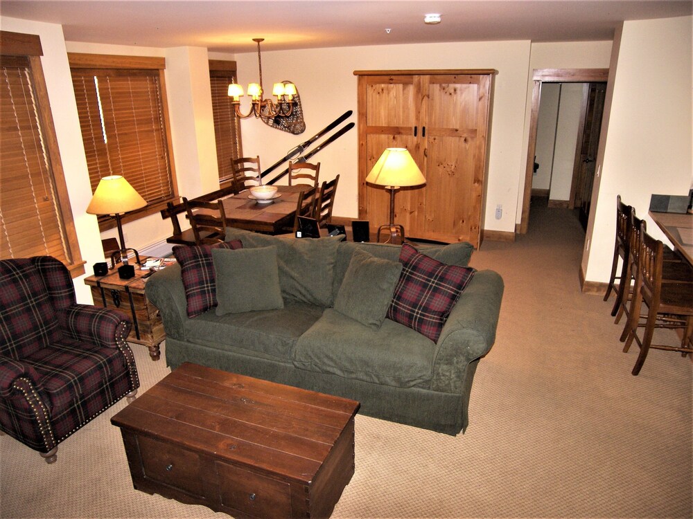 Deluxe Condo, 2 Bedrooms - Living Area