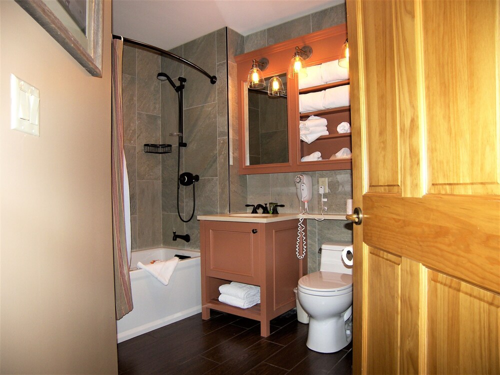3 Bedroom Deluxe - Bathroom