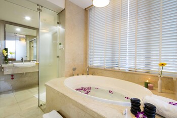 Deep Soaking Bathtub
