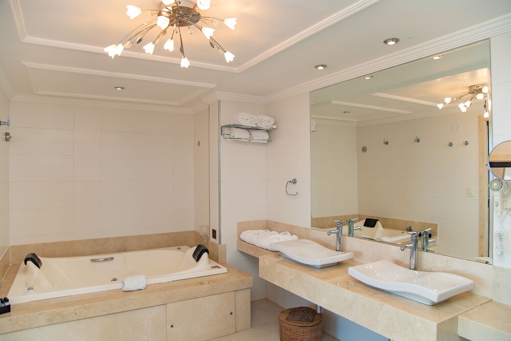 Deep Soaking Bathtub