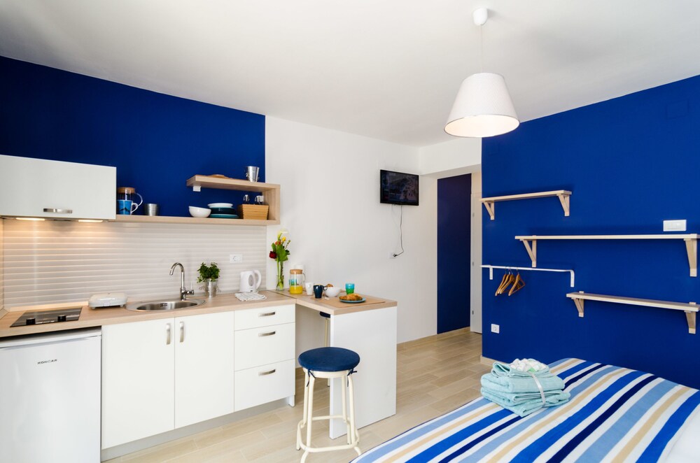 Classic Studio Suite, Terrace, Partial Sea View - Guestroom