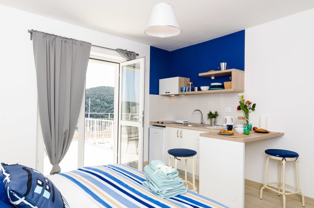 Classic Studio Suite, Terrace, Partial Sea View - Guestroom