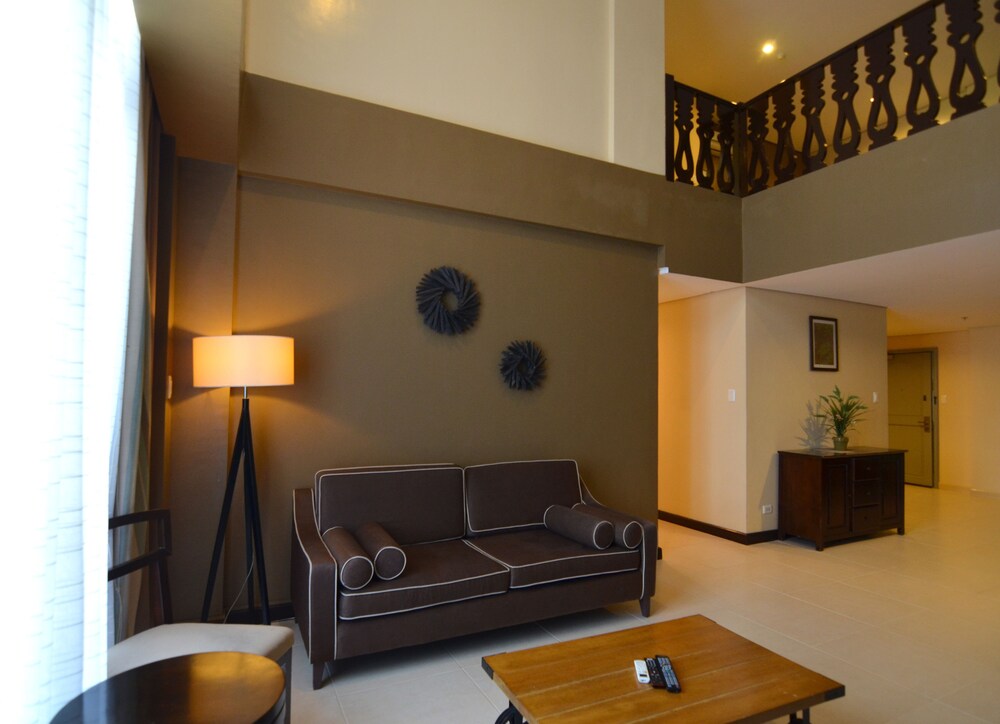 Suite, 3 Bedrooms - Living Area