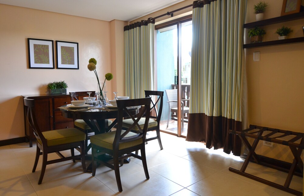 Suite, 2 Bedrooms - In-Room Dining