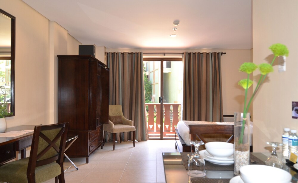 Studio, 1 Large Double Bed - Living Area