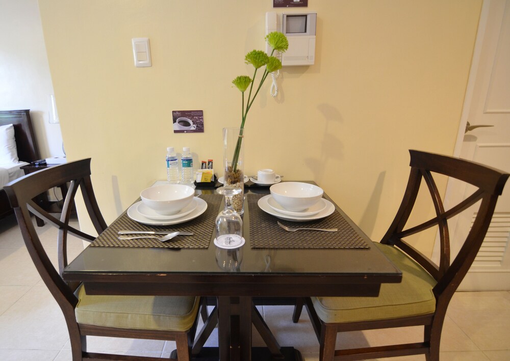 Studio, 1 Large Double Bed - In-Room Dining