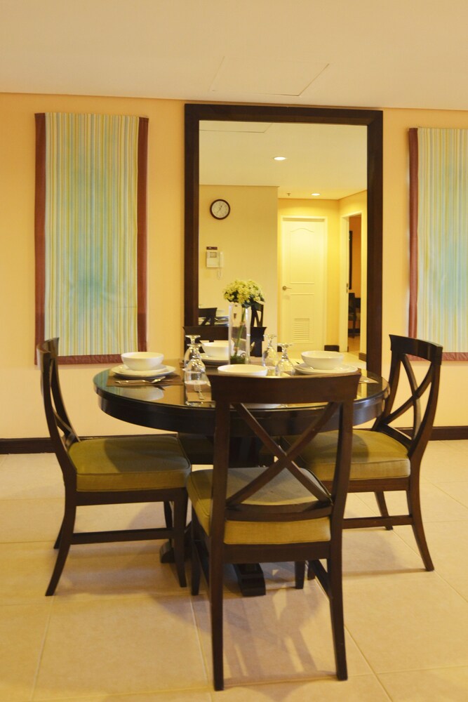 One Bedroom Deluxe - In-Room Dining