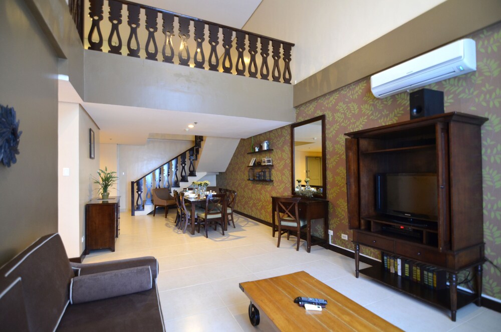 Suite, 3 Bedrooms - Living Area