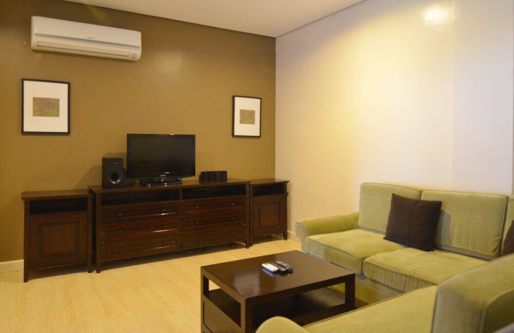 Suite, 3 Bedrooms - Living Room