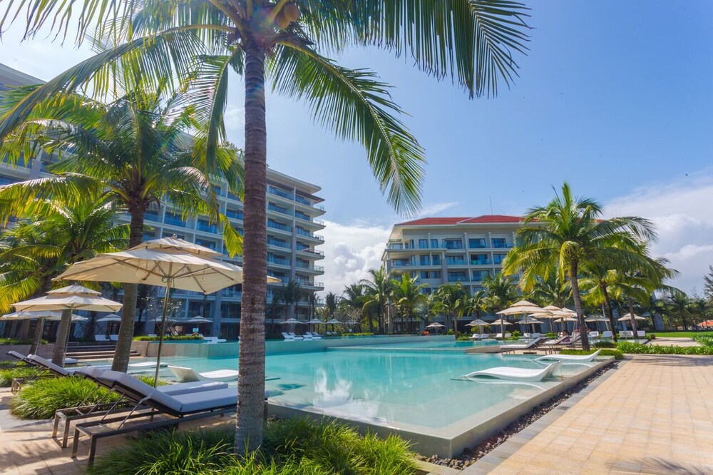 Outdoor pool, The Ocean Villas