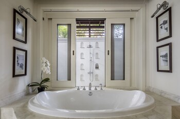 Deep Soaking Bathtub