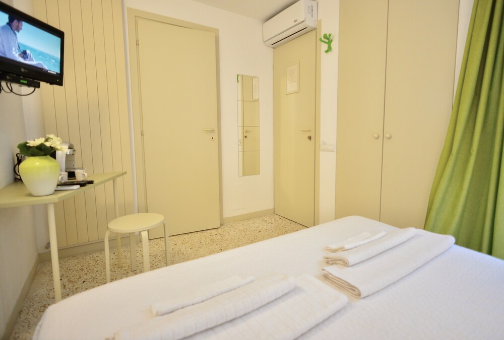 Basic Double Room, 1 Bedroom - Guestroom