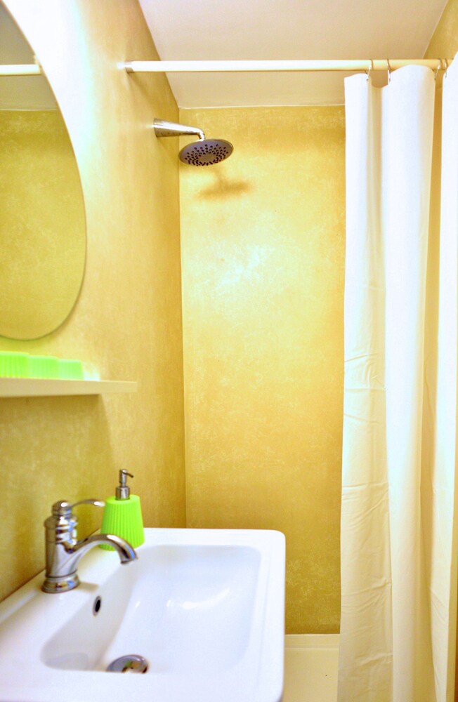 Basic Double Room, 1 Bedroom - Bathroom